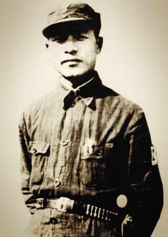 他和毛主席发生争执，互相拍桌子，阵亡时毛主席不由得默默流泪。1935年，彭雪枫将