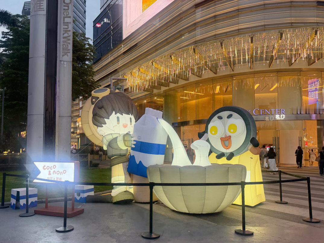 周深 第二天继续打卡快闪店～新品带走带走周深2026深深的巡回演唱会