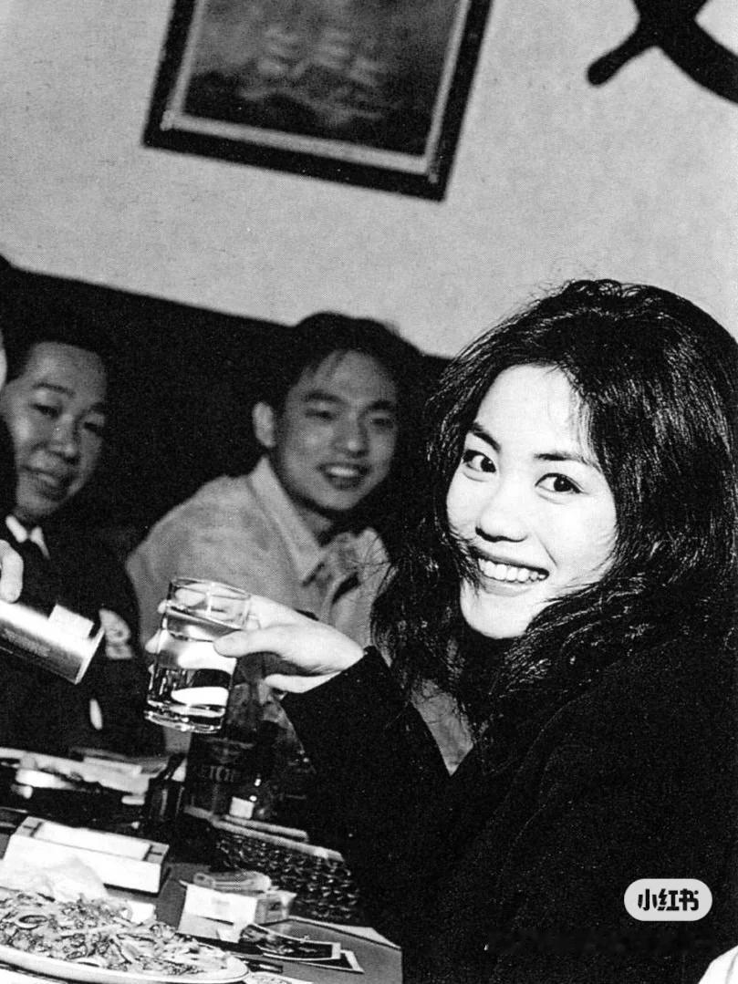 王菲不高冷的时候挺漂亮的
明星有时候也得接接地气
老实那么高高在上有什么意思呢？