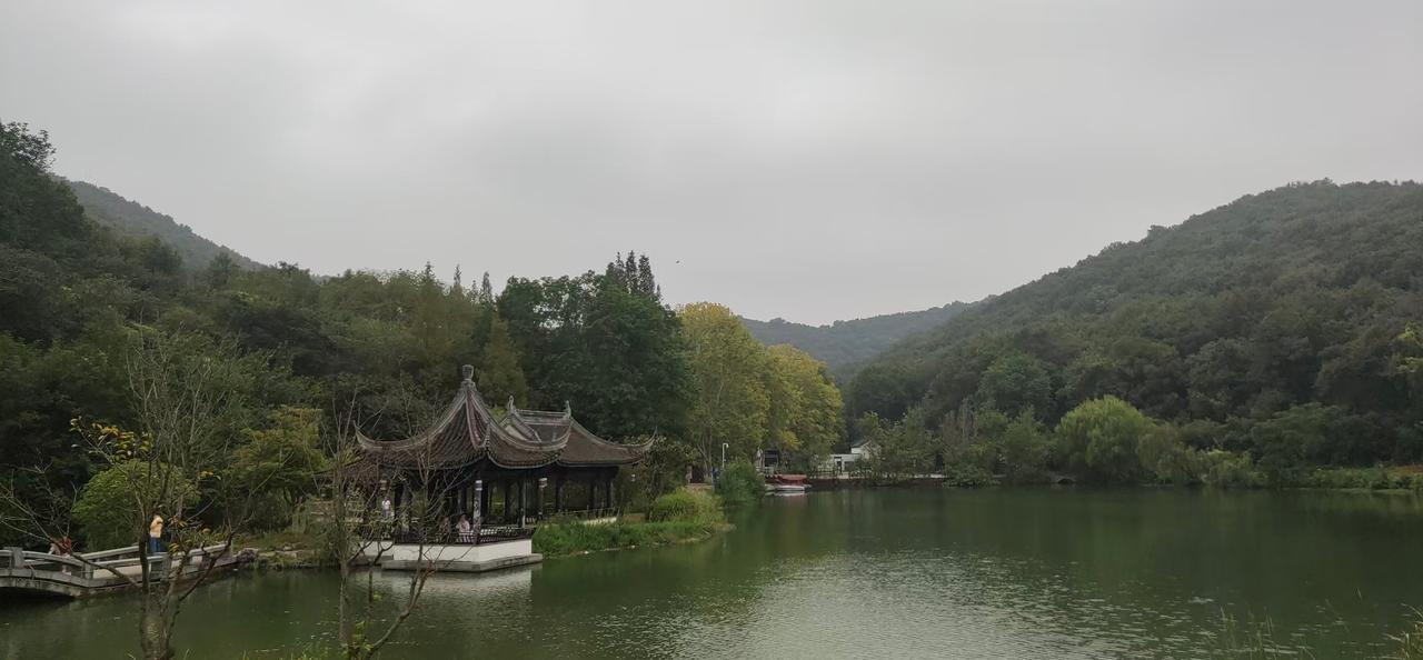 假期的最后一天，我和战友商量，早上没事，去南山登山。

跟平时一样，我们从南山牌
