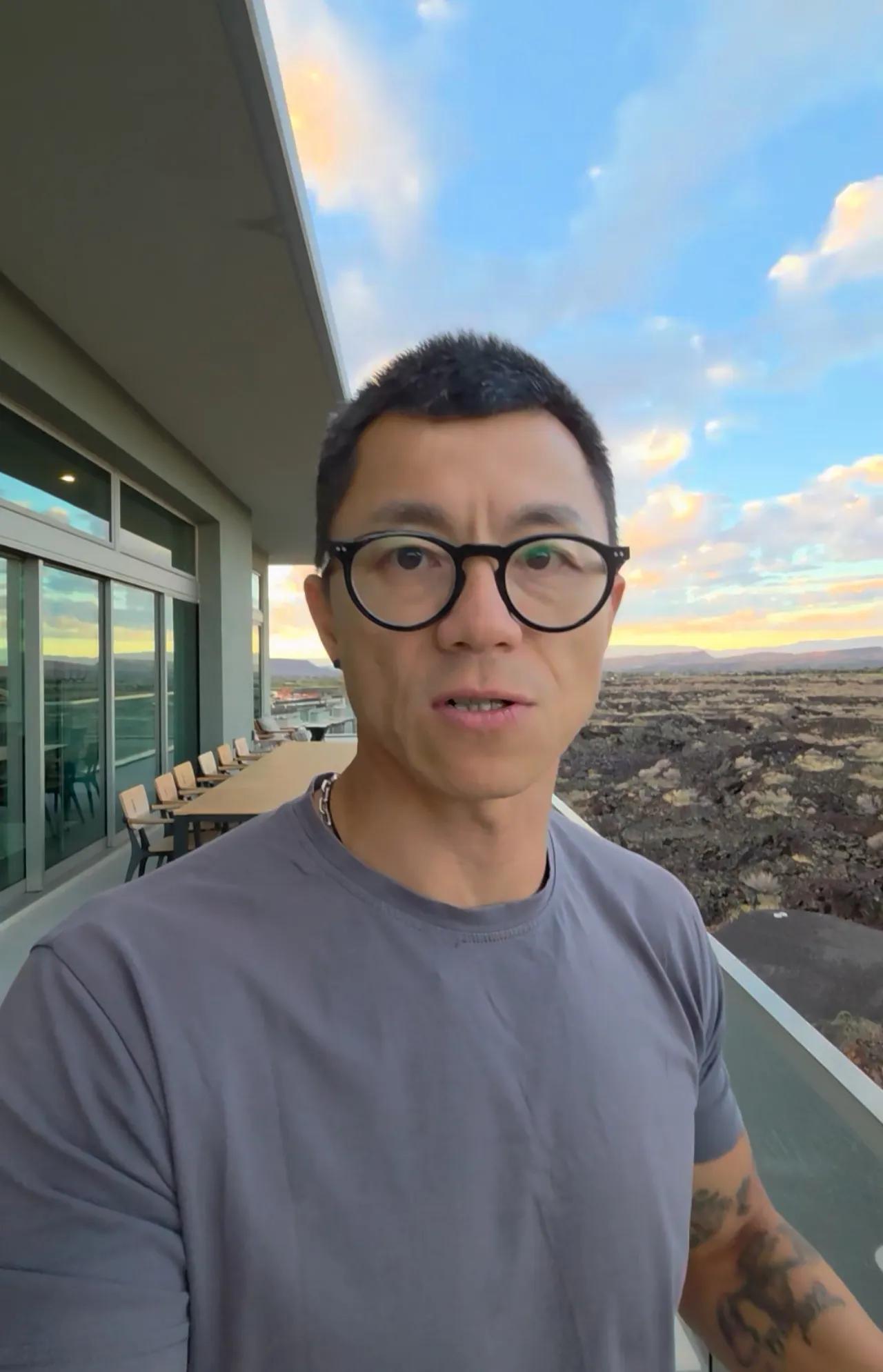 身在美国犹他州的陈震被眼前的美景震惊，不由自主的拍了视频分享给祖国的网友，但他真
