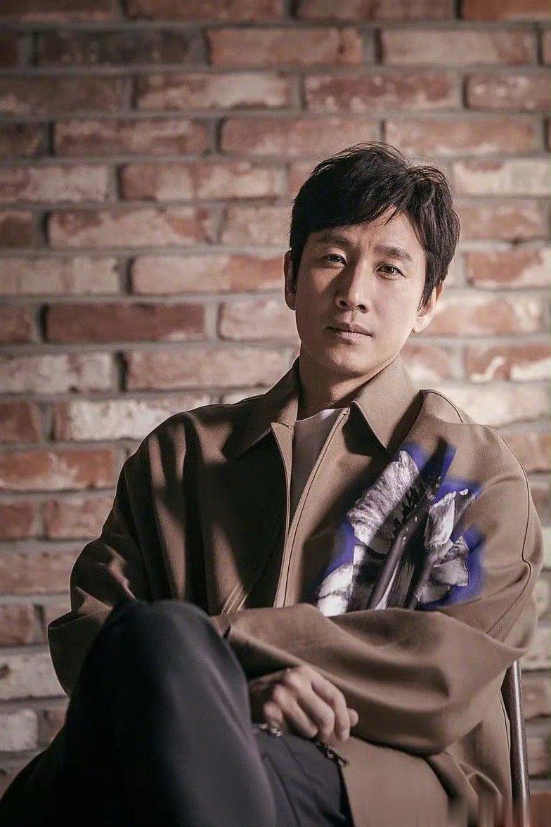 #李善均去世# 据韩媒，演员李善均被发现死亡，地点是卧龙公园。稍早前韩媒报道接到