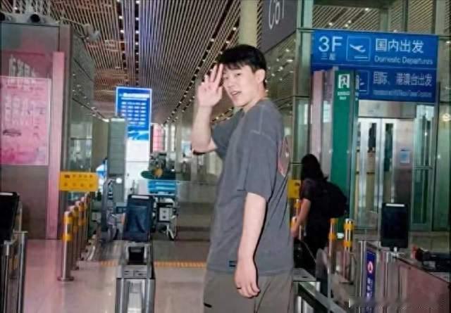 挥别故土飞抵西海岸，杨瀚森正式重返波特兰投入开拓者合练