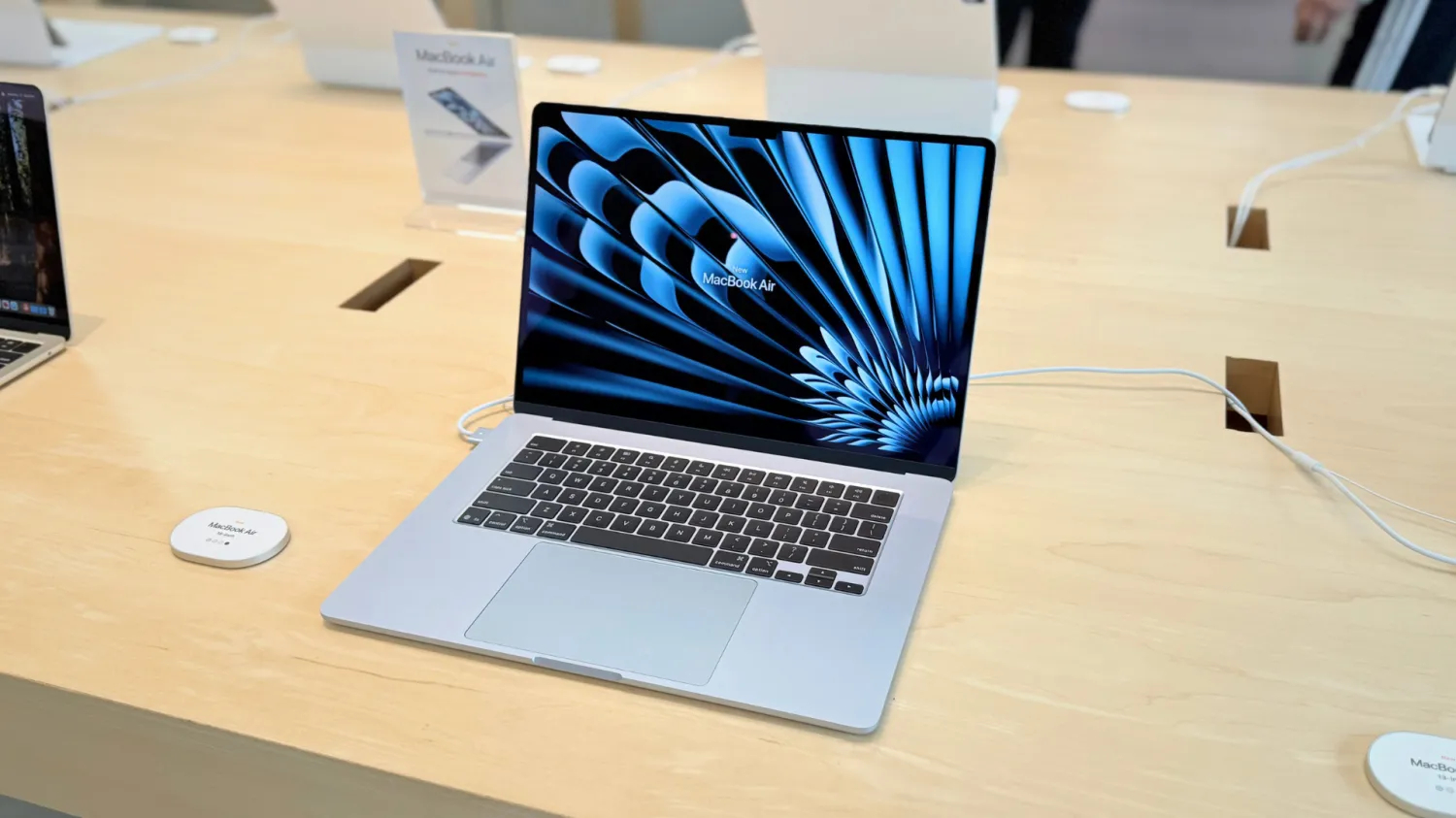 【MacBook Air 因 AI 驱动的内存危机面临严重的供应短缺】美国各地 