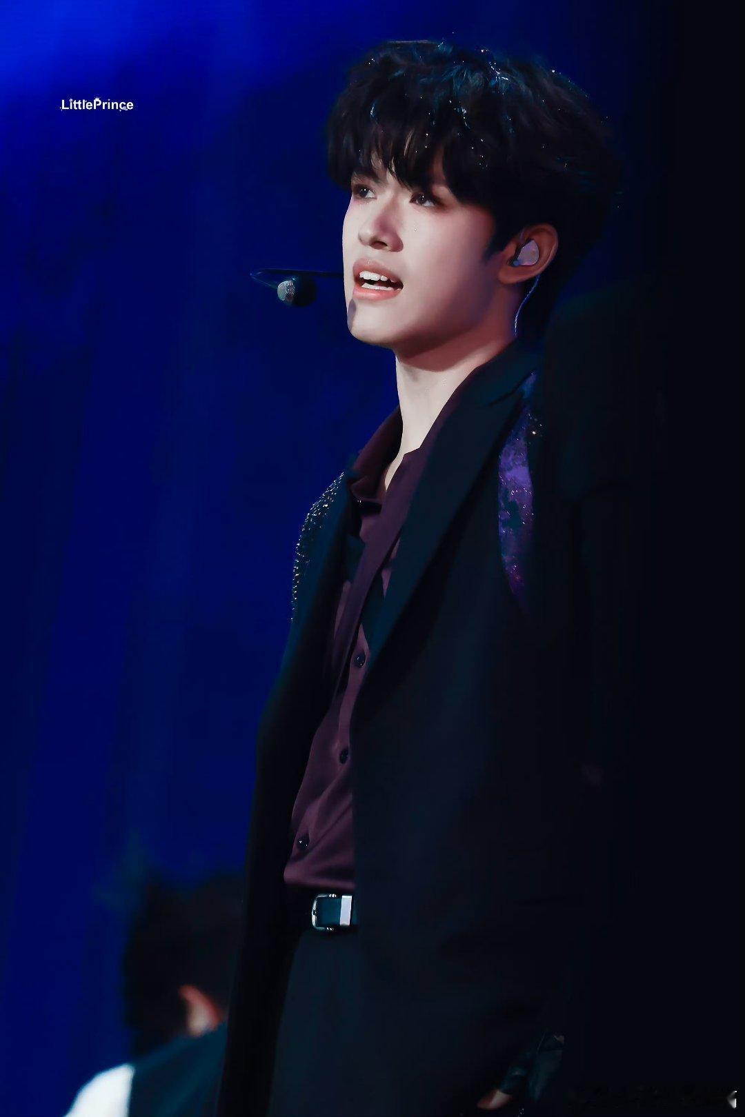 张极紫色衬衫配腿环谁家小王子舞台玩这么大啊！紫色魅惑感溢出屏幕，腿环设计又飒又带