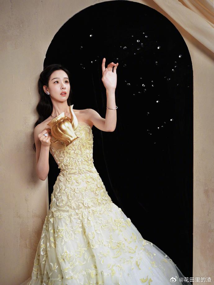 陈都灵童话公主 古书扉页的魔法阵突然泛光，她从墨迹里浮出轮廓，指尖轻点处，沉睡的