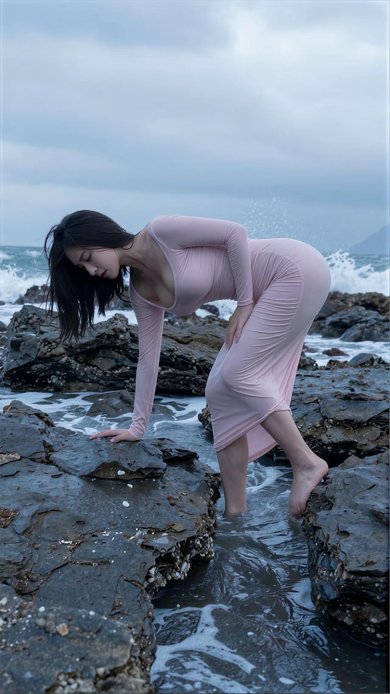 海滩礁石🏝边的粉色裙子美人