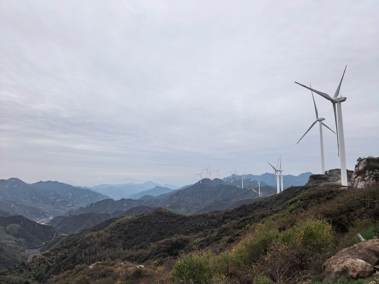长峪城河北这边窄路就一车道，会车比较困难，摩托的优势就出来了，能走就走，走不了立