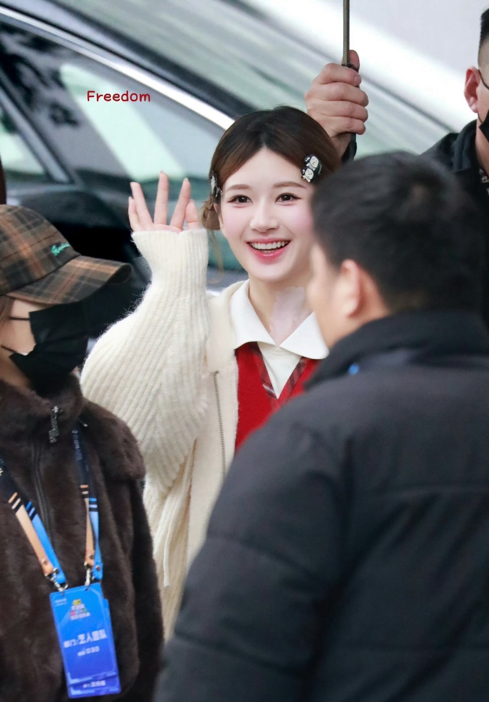 赵露思今日节目录制上班路透，双丸子头年画宝宝 