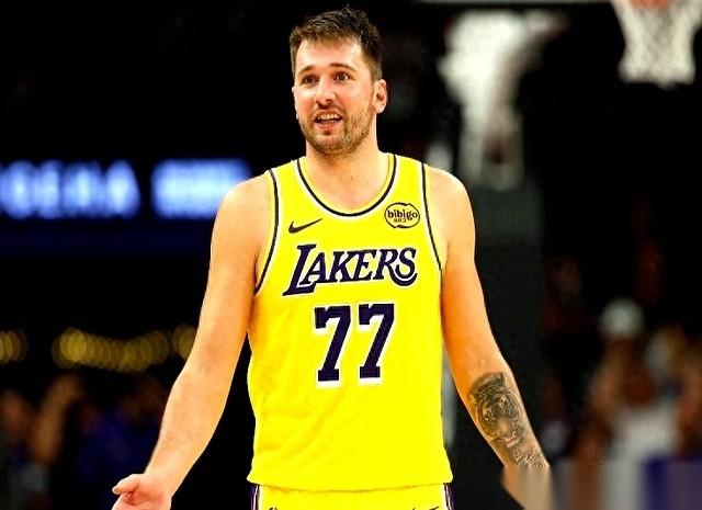 就今天，一个尘封了55年的湖人队史记录，破了。
谁干的？东契奇。
29分11板1