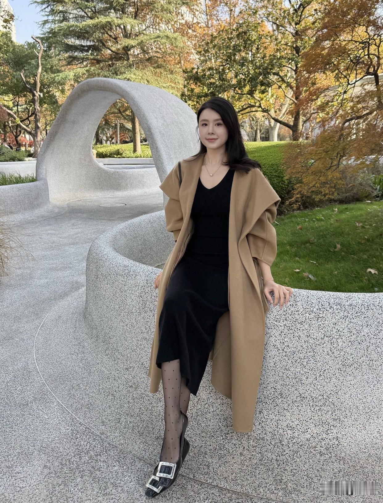 黑色长裙堪称万能搭配神器，衣柜里必备。就拿搭配来说，面料有质感很重要，同色系叠穿