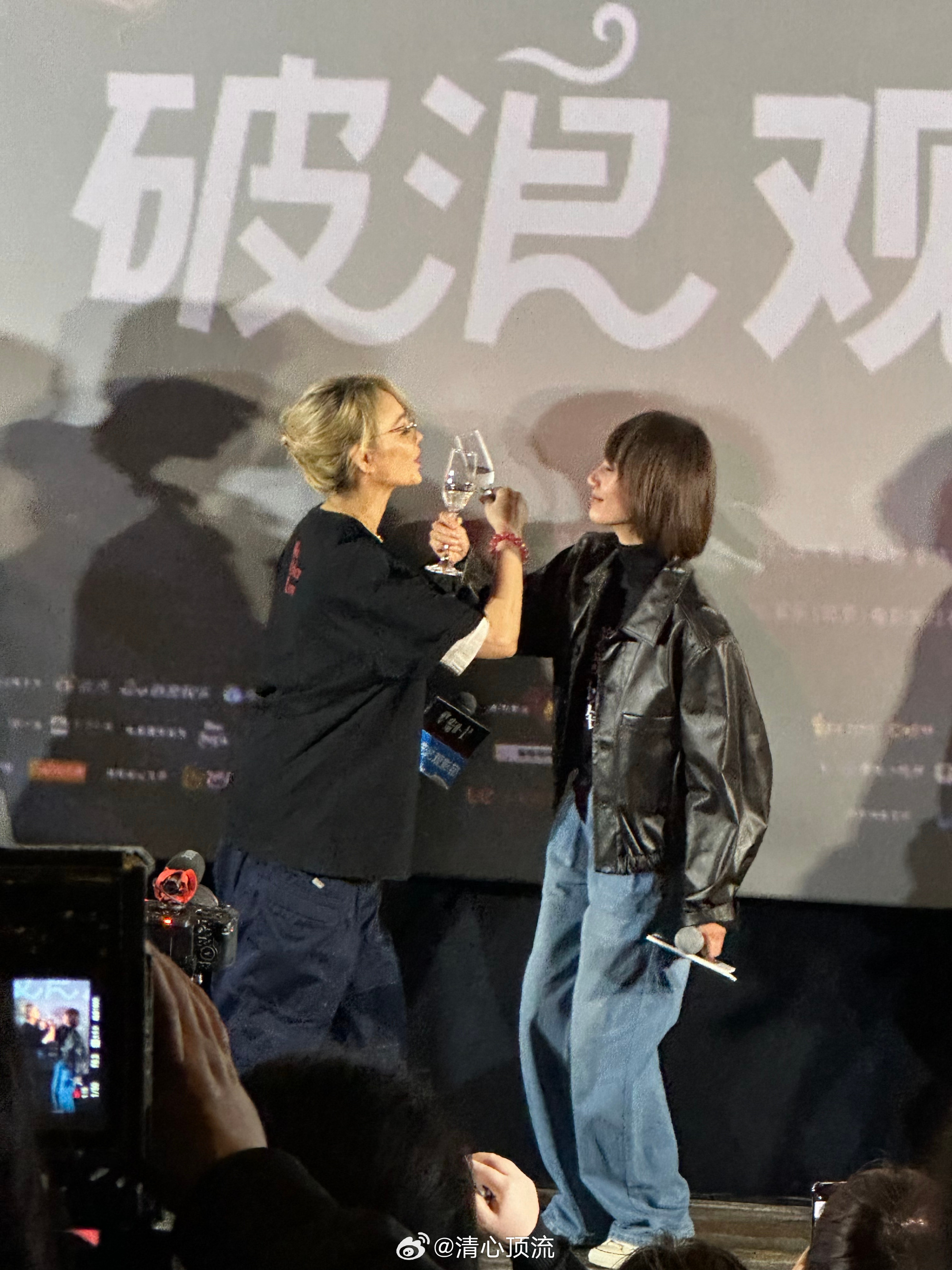 袁泉宁静交杯酒谁还没看《蜂蜜的针》路演这一幕！袁泉宁静喝交杯酒也太好嗑了，姐姐们