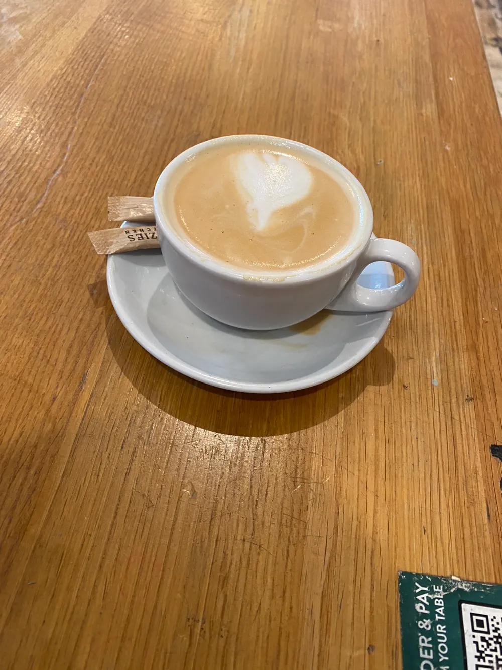 3.5 英镑一杯咖啡，两口就喝完了。