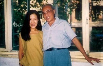 1986年，65岁的火箭专家 杨南生 娶了29岁的 张严平 ，张严平的父母不同意