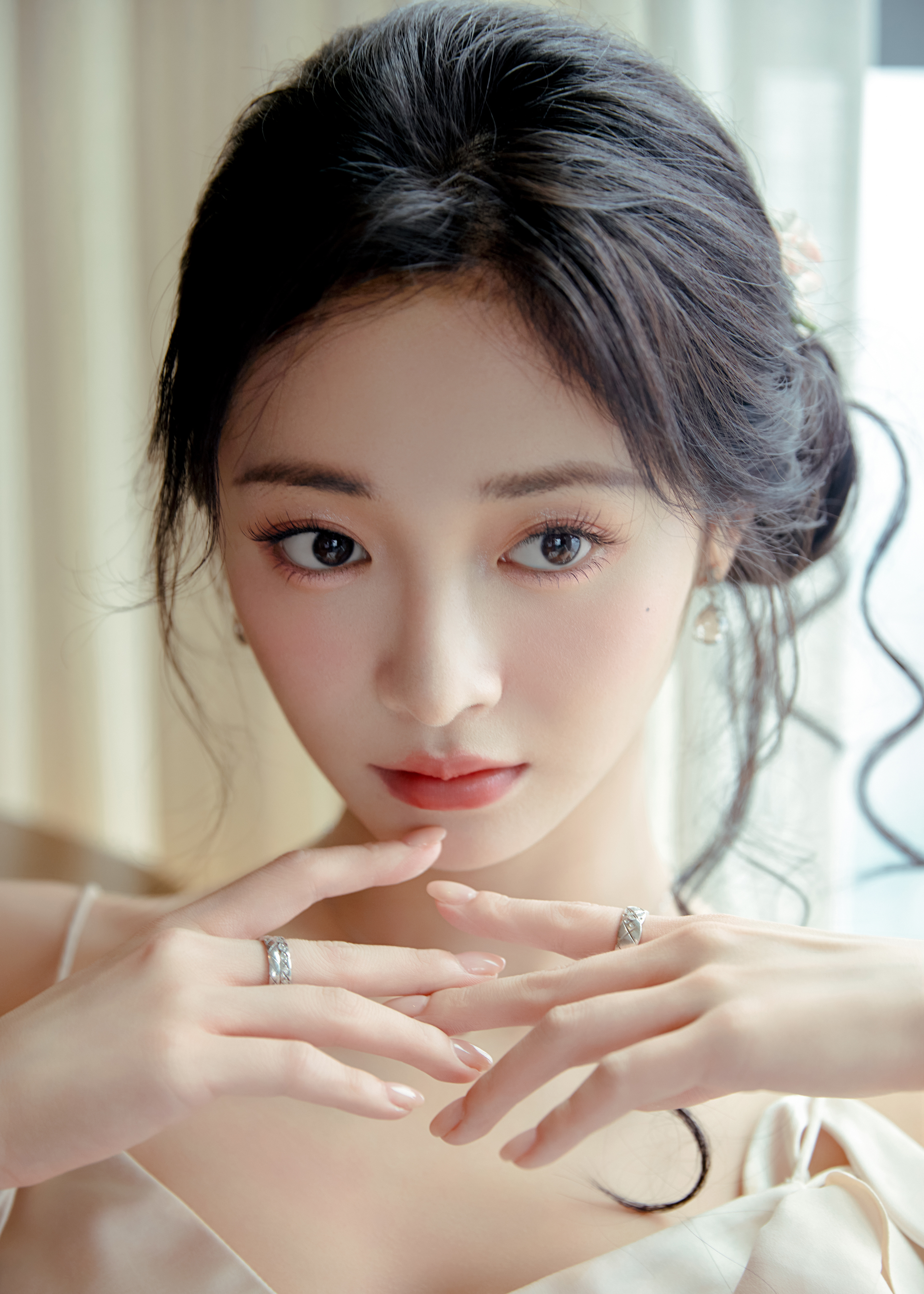 周洁琼 长裙摇曳，轻盈如风，优雅从容，沉思间温柔尽显。 ​​​周洁琼[超话] ​