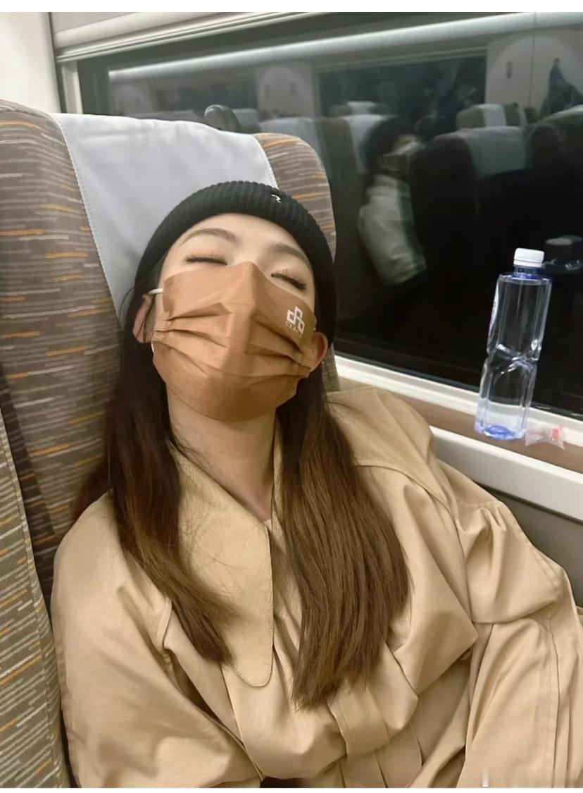 陈丽君 随地大小睡 真是看出来她确实是太辛苦了～不过年轻就是好，随意大小躺，没有
