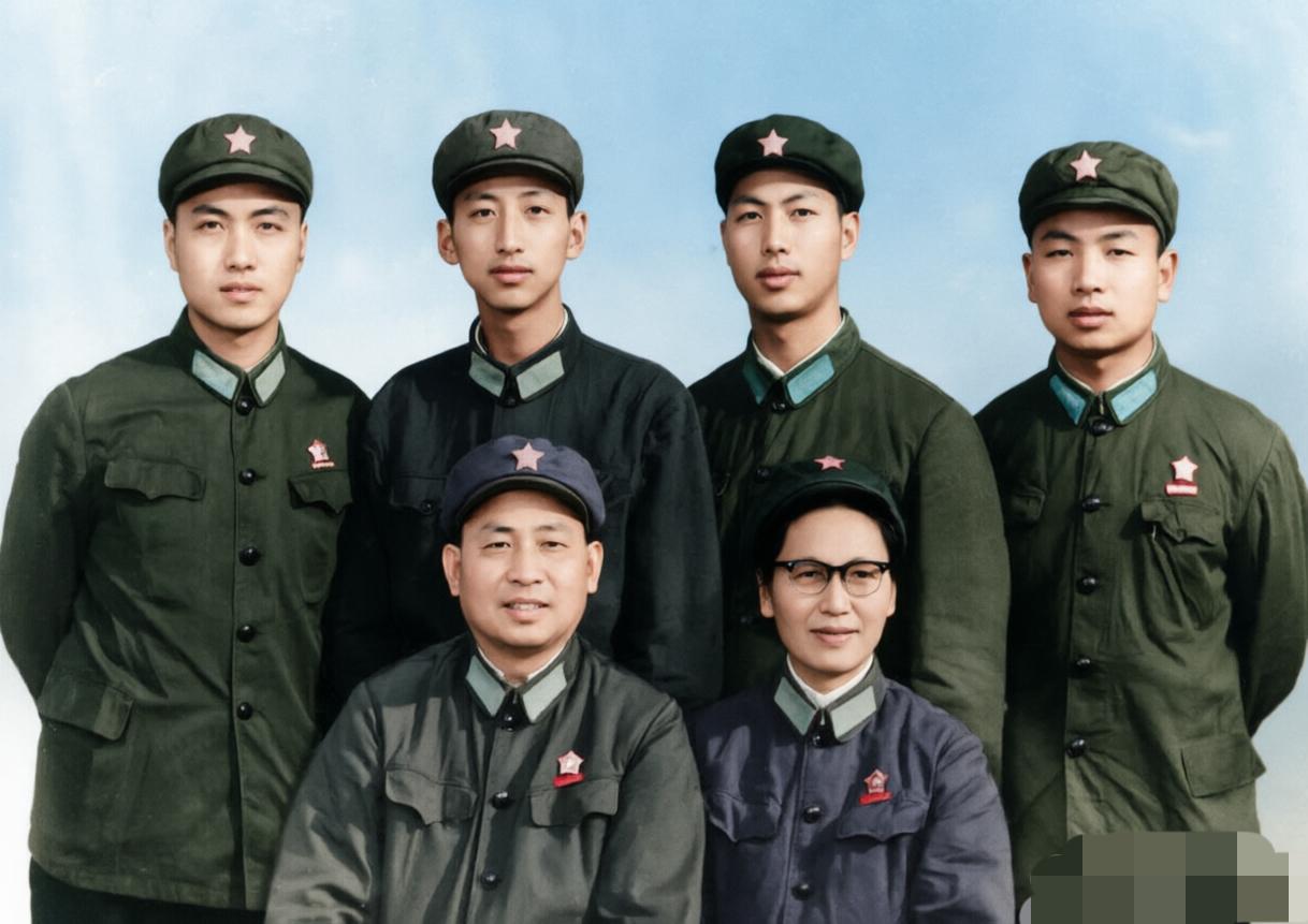 1965 年，李天佑将军的一张全家福，一家人都穿着军装，十分威武。