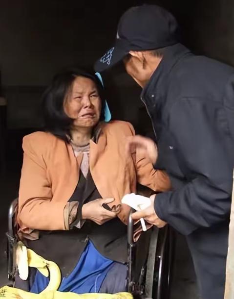 2001年，山东单县，43岁光棍在街头捡回一位截瘫女子，不料，女子半年后突然提出