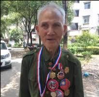 1945年，机枪手曾岳峰负伤掉队，进山追赶大部队时，意外遭遇100多名正在吃饭的