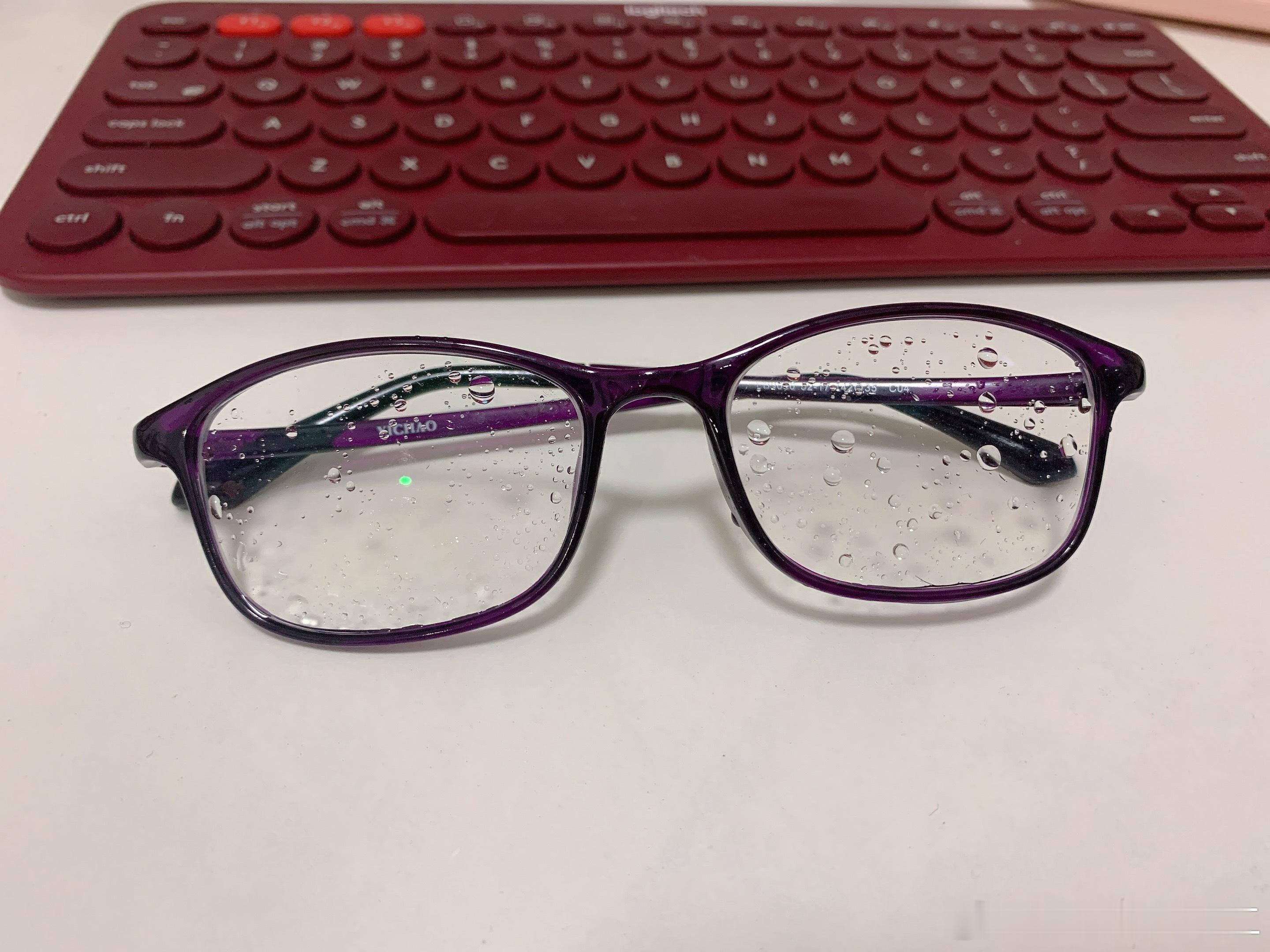 昨晚幼崽下课的时候开始下雨了，雨不大，但有点密密麻麻。我翻了下电驴的车兜里，有一