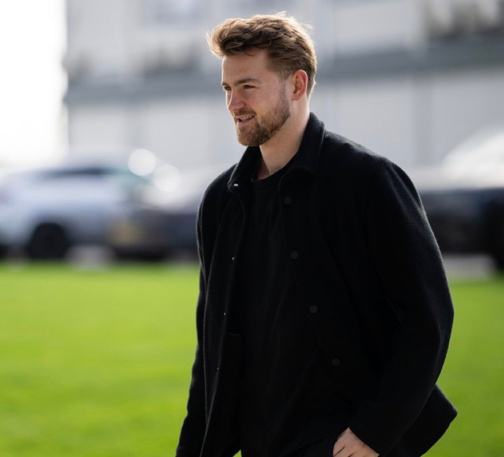 昨天，德里赫特和多尔古以及其他球员抵达卡灵顿的照片曼联