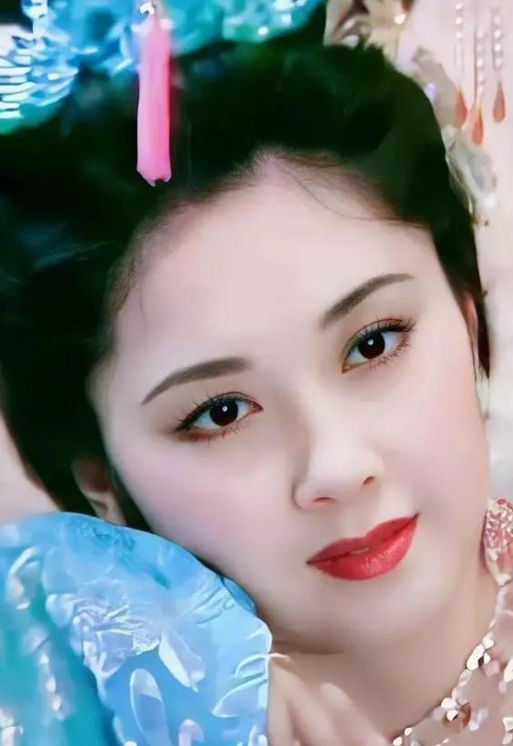 女儿国国王朱琳已经72岁了， 依然气质出众，优雅端庄，一张国泰民安的脸，又美又雍