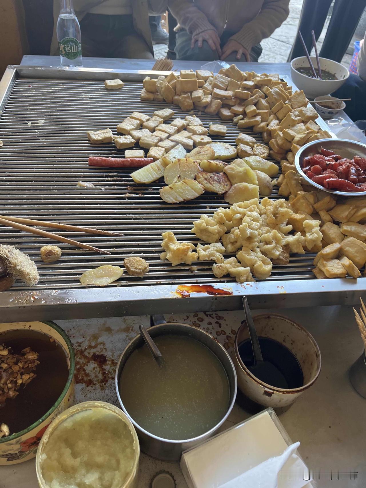 这豆腐吃的这么尴尬吗
说的是我自己
到石屏问了当地人推荐了这家店，兴冲冲就去了，