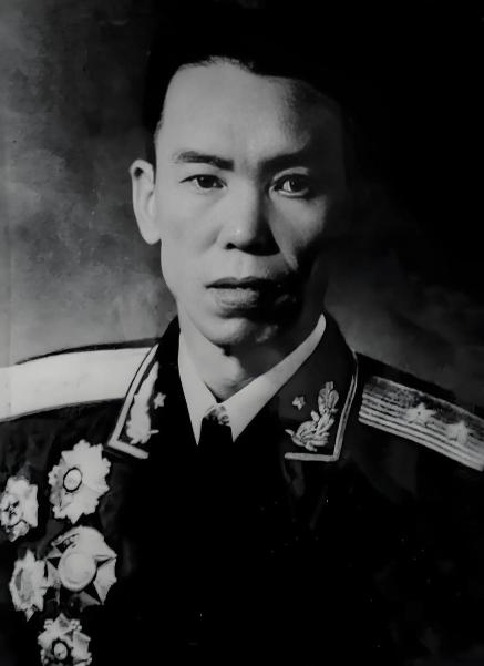 1947年9月，东北民主联军在吉林敦化组建第十纵队，起初拟让梁兴初任副司令，他坚