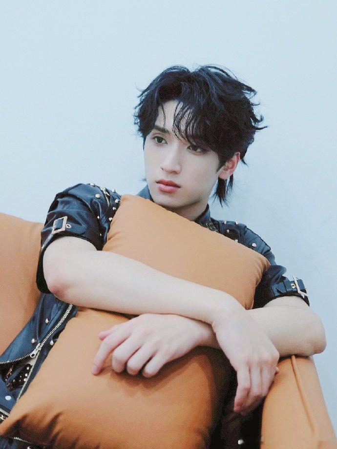 又被时代少年团的兄弟情感动了😭严浩翔20岁生日快乐🎂 ​​​