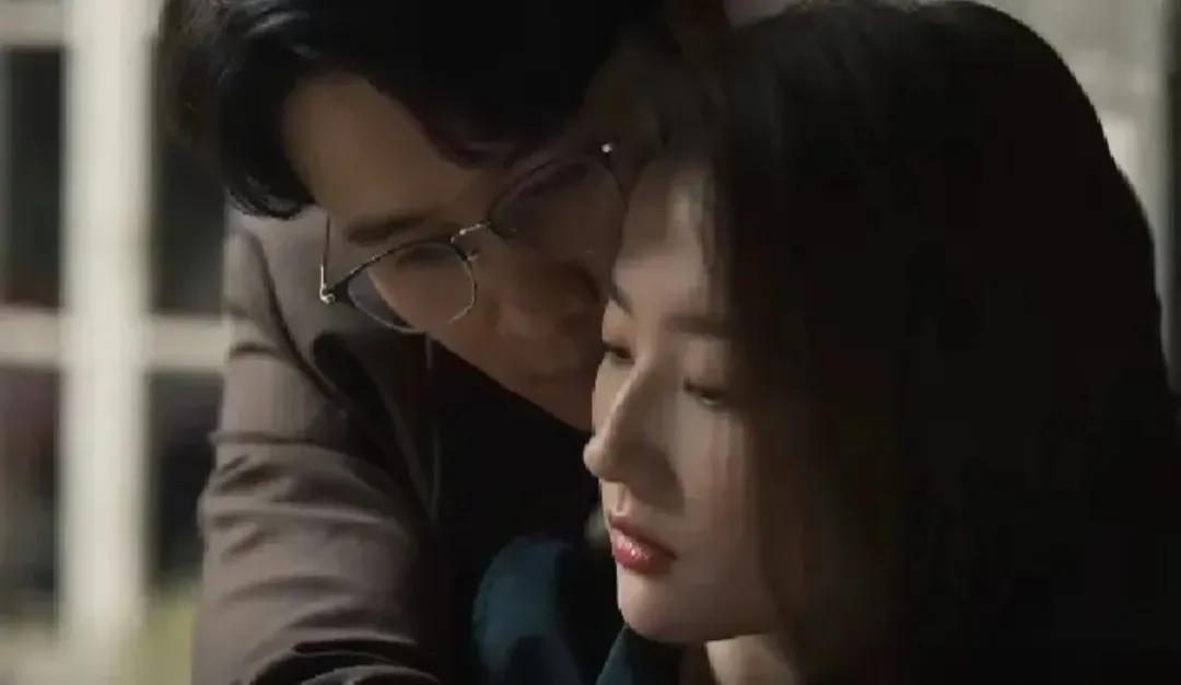 玫瑰与果冻
这一幕，在玫瑰的故事里
是很养眼的一幕
只不过有点悲悲的样子
但一点