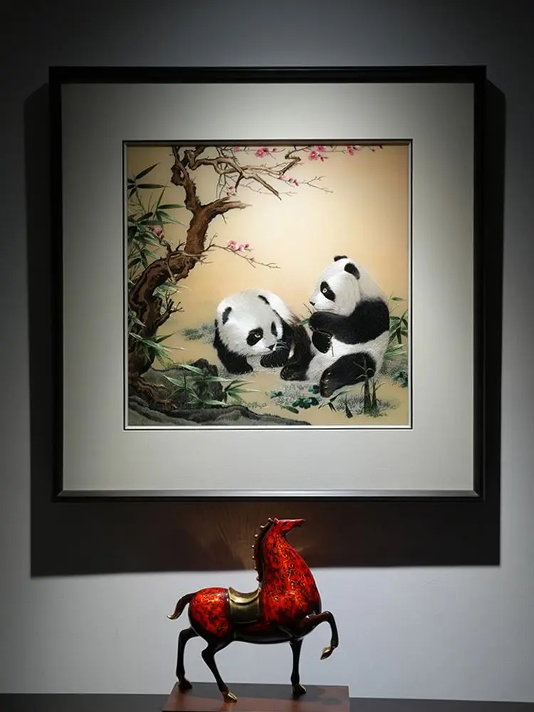 双熊嬉卧藏暖意，梅竹相伴万事宁 柔丝织双憨嬉于花间，走线分绒毛蓬松、梅...