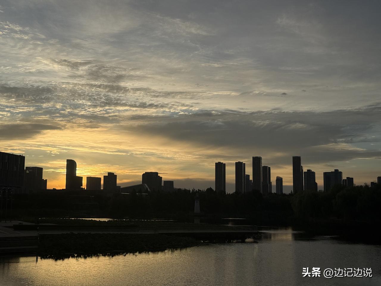很多时候，维持我们节俭的，可能是我们的贫穷；维持我们检点的，可能是我们的丑陋；维