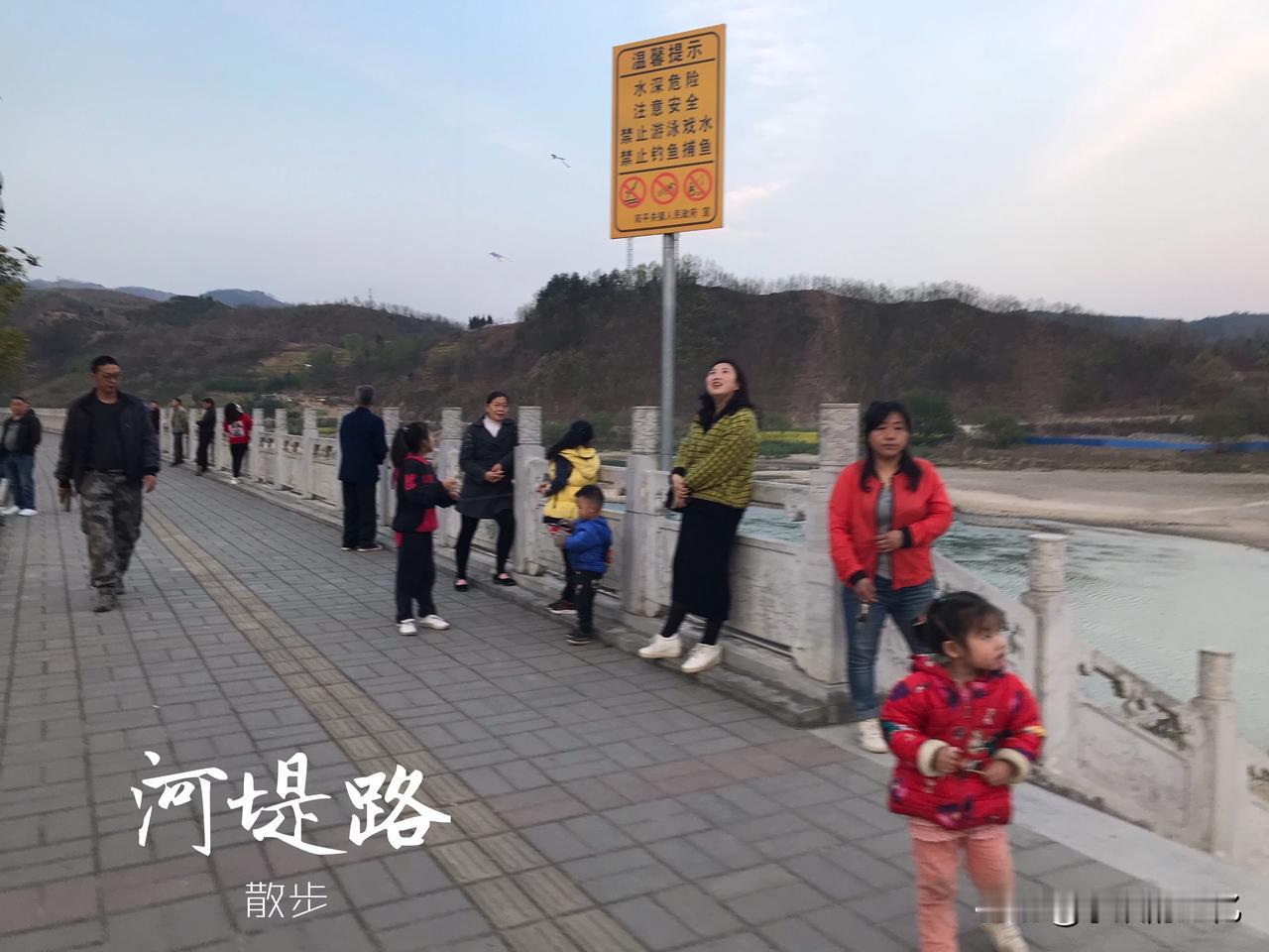 阳平关 昨天下午天气很舒适，嘉陵江边散步的人很多，疫情在逐渐消散中，在我们这样的