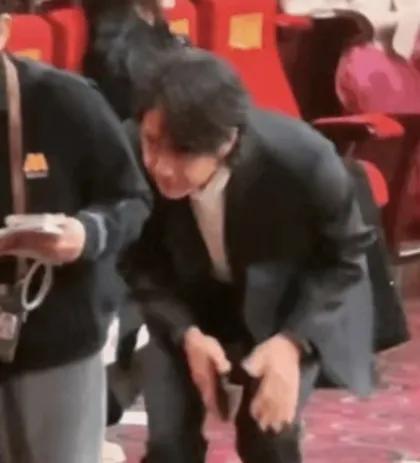 王一博——细微之处见人品

电影华表奖颁奖晚会上，有人抓拍了青年影视演员王一博的