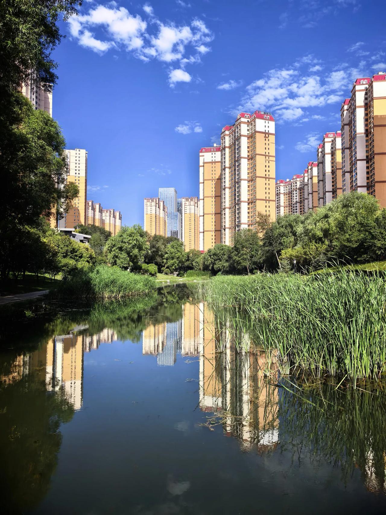 小城，
最高气温33℃。
经历昨晚惊魂一幕，
更加体会珍惜所有。
日子仍再继续，