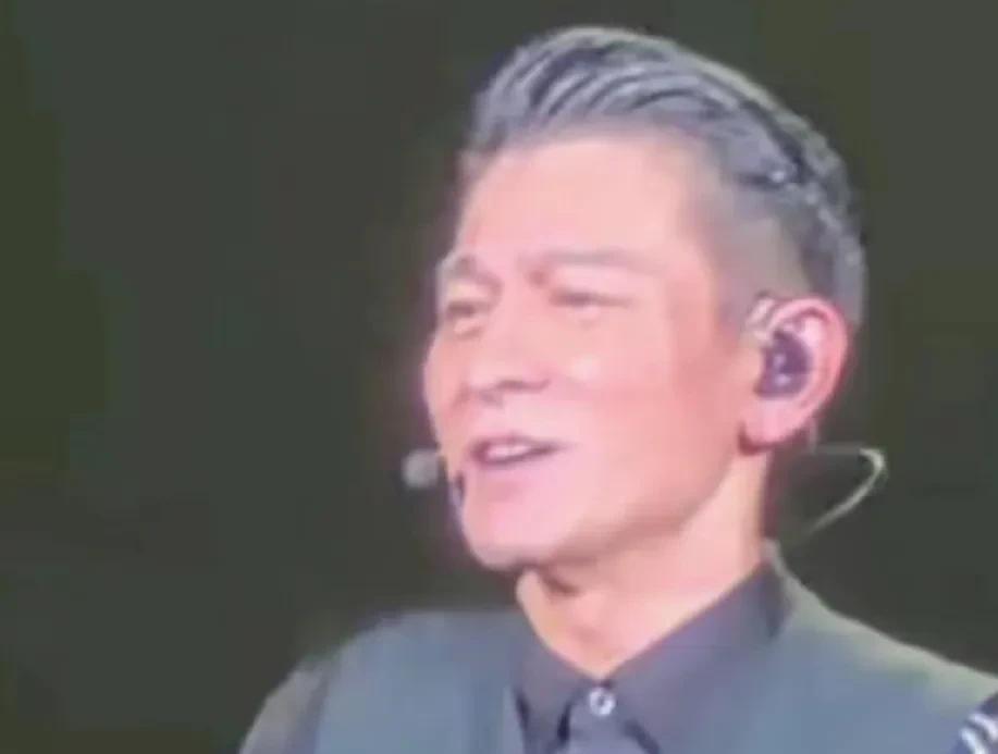 如果你以为演唱会只是平淡无奇的唱唱跳跳，那我隆重介绍一下刘德华深圳的这场惊险节目