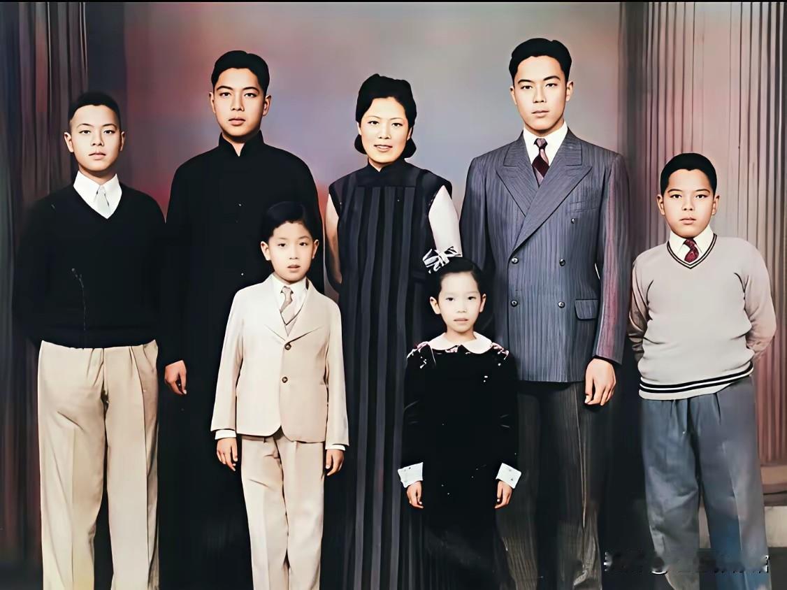 这是1939年李政道一家珍贵的全家福，居中身着典雅旗袍的是他的母亲张明璋，身旁站