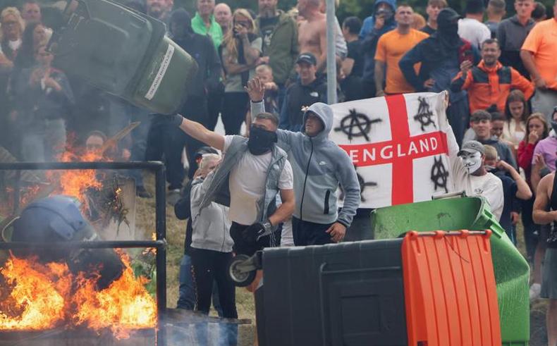 突发！伦敦戈德斯格林大街再现反犹暴行，2名犹太男子毫无防备遭持刀袭击，当场血流不