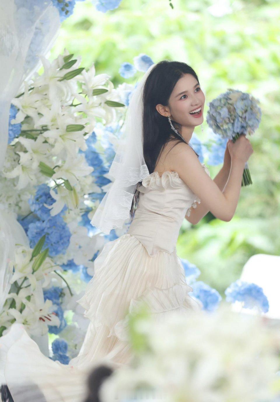 张婧仪坦言自己绝不会主动追求别人，面对暧昧好感习惯默默藏在心底，害怕真心错付。唯