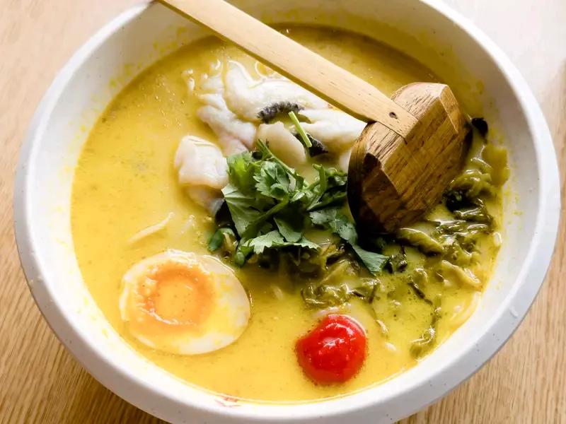 镇政府干部中午吃饭鱼刺卡喉咙，下午觉得仍有些卡着不舒服，就去了医院，结果抢救到最