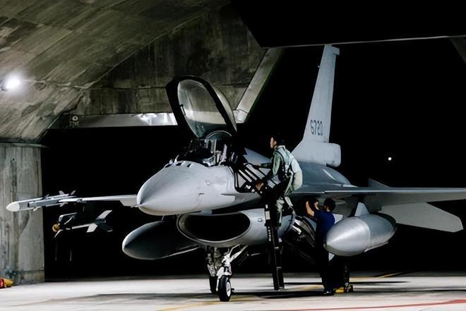 突发！台军一架F-16战斗机坠毁，飞行员下落不明！

2026年1月6日晚间，台