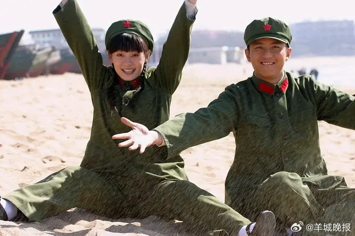 #邓超孙俪合作作品你最喜欢哪部# 今天，“邓超戴假发当孙俪替身”上了热搜，这其实