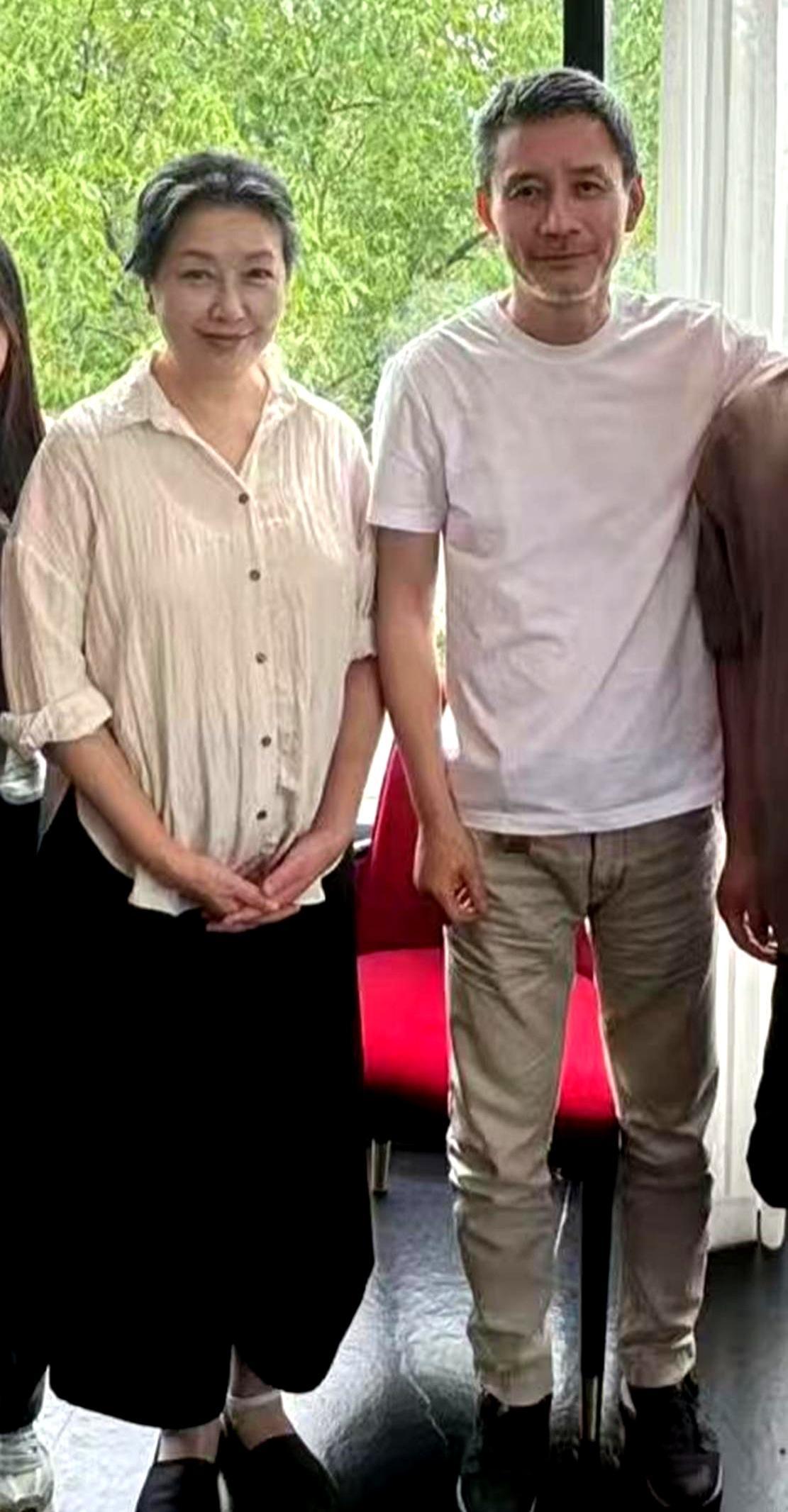 江珊和丈夫田小洁的一张近照，差点没敢认。59岁的江珊素颜出镜，白发自然生长，眼角