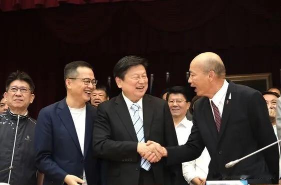韩国瑜飙骂傅崐萁后首同框　笑：在傅总召旁比爱心会不会太煽情

蓝委罗智强今天（2