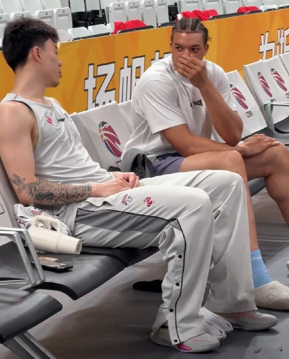 非常完美的队友！洛夫顿谈张镇麟：

“我们聊了很多，什么内容我就不说了。”

“