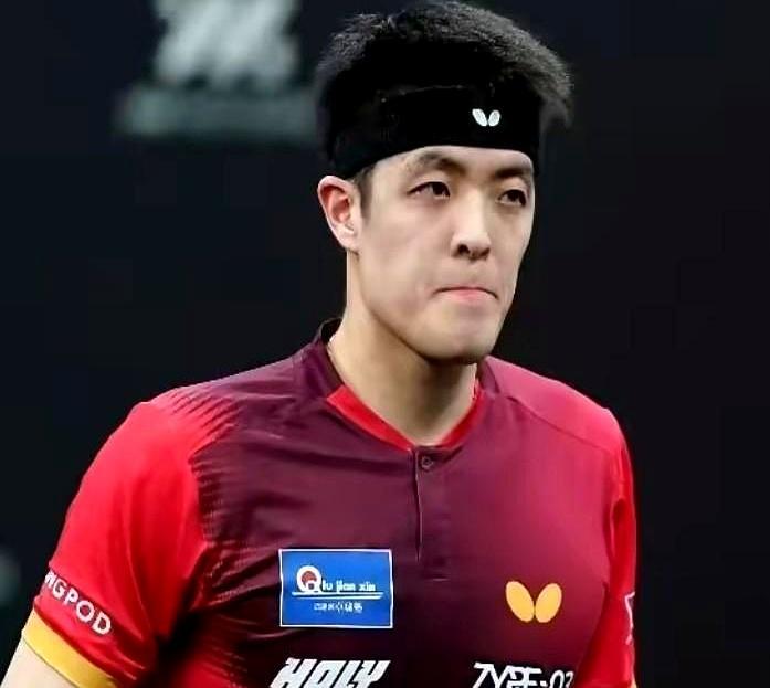 邱党今天在新加坡大满贯栽了大跟头 单打混双男双全出局。
 
单打他先赢两局，被法