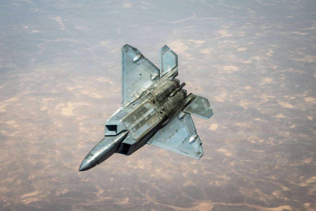 美国空军一架F-22猛禽战斗机在中东上空飞行时，正在接受KC-135加油机空中加