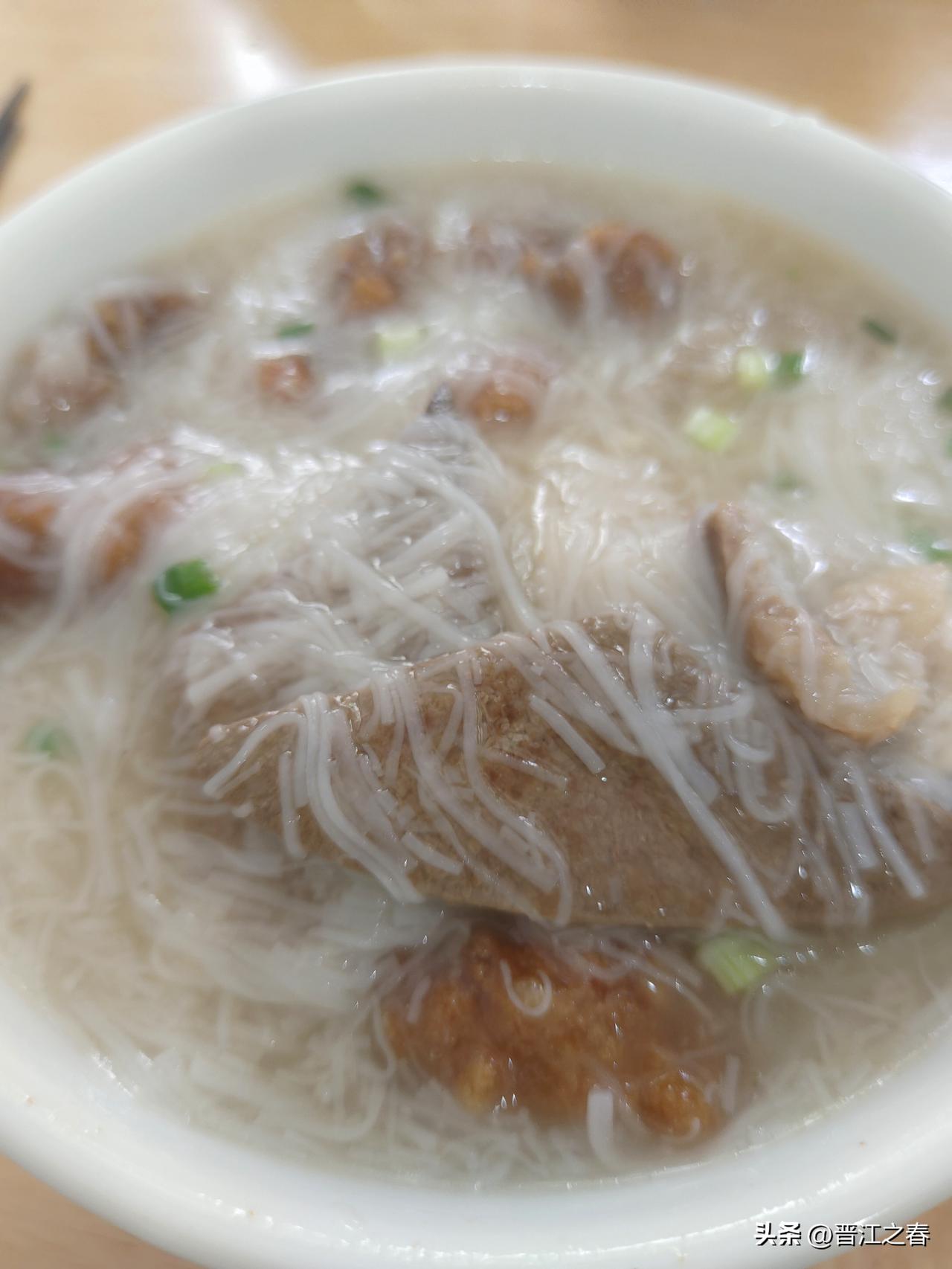 分享我在绍兴柯桥的旅行生活！早餐，闽南面线糊，随便挑三样配料，一份15元。
配科