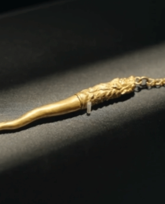 北京馆藏金什件才是挂件界天花板 明代錾花金什件纹饰繁复又不失规整，这种工艺水准放