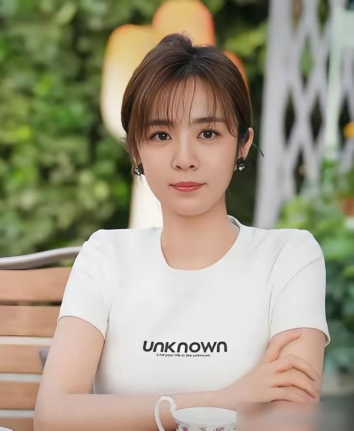 别再替王晓晨可惜了，她去年悄悄干了件大事。
你是不是还停留在她搭档张翰那部2.